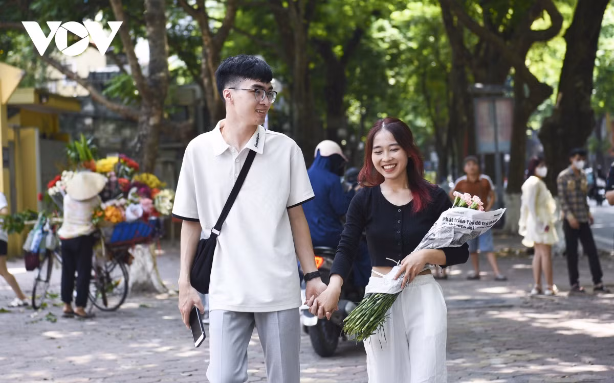Em Nguyễn Thu Hoài (sinh viên Học viện Công nghệ bưu chính viễn thông) thì cho hay, 2 năm sinh sống và học tập tại Hà Nội, em luôn có cảm xúc đặc biệt về mùa thu nơi đây. “Ngoài các gánh hàng hoa, nét đặc trưng của Hà Nội, em còn yêu thích các món ăn đặc trưng của mùa thu như: cốm, sấu chín… Em mong rằng, mỗi năm sẽ có một bộ ảnh thật đẹp để lưu lại nét thanh xuân và nét đẹp độc đáo của mùa thu Thủ đô”.