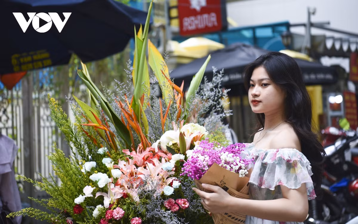 Mùa thu là mùa luôn gợi cho nhiều người những cảm xúc đặc biệt, để có những bức ảnh đẹp, nhiều bạn trẻ cũng tìm đến những gánh hàng hoa để lưu lại thời khắc đẹp nhất trong năm.