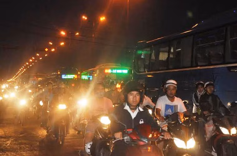 Trên các tuyến quốc lộ cửa ngõ ra thành phố như QL1 (về các tỉnh miền Tây), xa lộ Hà Nội (về các tỉnh miền Đông, miền Trung); đường vành đai phía Đông (về cao tốc TP HCM- Long Thành) kẹt cứng phương tiện.