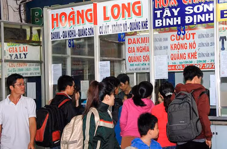 Tại bến xe Miền Đông (nơi xe khách về các tỉnh miền Đông, miền Trung, phía Bắc) đã trong tình trạng quá tải vì có quá đông người. Nhân viên phòng bán vé các tuyến phải hoạt động hết công suất nhưng vẫn không thể đáp ứng nhanh chóng nhu cầu của hành khách.