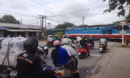 Do chạy quá nhanh nên khi phát hiện barie gác chắn, tài xế Trung đã phanh gấp gây tai nạn cho chính mình.