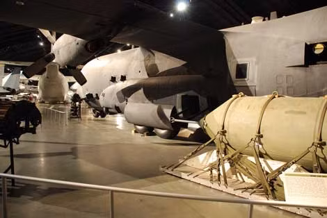 BLU-82 và C-130.