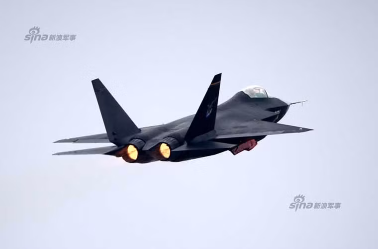 Theo một số nguồn tin, J-31 dùng động cơ phản lực RD-93 – biến thể của mẫu động cơ phản lực RD-33 do Nga phát triển cho tiêm kích MiG-29.