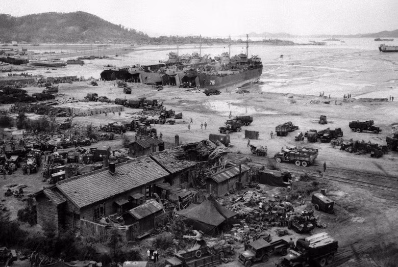 Năm 1950, lấy danh nghĩa Liên Hiệp Quốc, liên quân 16 nước do Mỹ cầm đầu đã đưa quân đến bán đảo Triều Tiên để cứu nguy cho chế độ Nam Triều Tiên khỏi nguy cơ sụp đổ trước cuộc tấn công của miền Bắc. Họ đã đẩy lùi quân đội miền Bắc đến tận biên giới Trung Quốc, khiến Chí nguyện quân Trung Quốc vượt sông Áp Lục để ứng cứu. Cuộc chiến khốc liệt này kết thúc khi hai bên đạt thỏa hiệp ngừng bắn ngày 27/7/1953. Từ đó đến nay, về mặt danh nghĩa, hai miền Triều Tiên vẫn ở trong tình trạng chiến tranh. Ảnh: Bốn tàu đổ bộ của Mỹ đưa quân lính và thiết bị lên bãi biển Incheon, Triều Tiên ngày 15/9/1950.