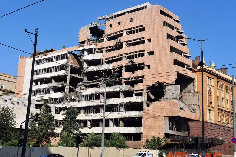 Năm 1999, để củng cố cho sự li khai của Kosovo, Mỹ và NATO đã cầm đầu liên quân 13 nước, mở cuộc không kích 78 ngày đêm vào Cộng hòa Liên bang Nam Tư. Sau cuộc chiến tranh Kosovo, Mỹ và NATO càng củng cố chắc chắn hơn sự tan rã và chia cắt của Cộng hòa Liên Bang Nam Tư. Ảnh: Một tòa nhà ở thủ đô Belgrade của Nam Tư bị phá hủy do cuộc không kích của phương Tây.