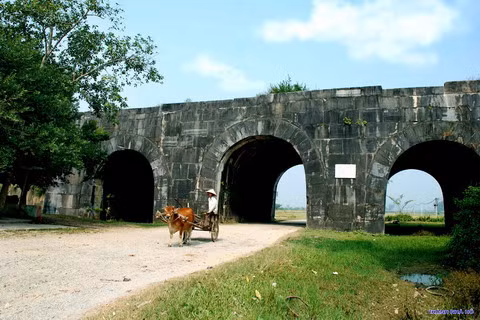 Thành nhà Hồ.