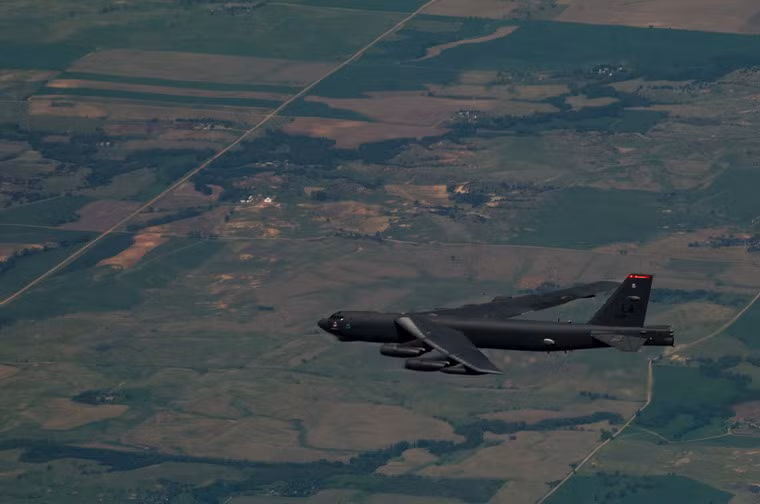 Đến tháng 1/1962, một chiếc B-52 đã bay 12.500 km từ Nhật Bản đến Tây Ban Nha mà không dừng lại hay tiếp nhiên liệu. Theo thống kê, B-52 đã phá vỡ tới 11 kỷ lục khác nhau.
