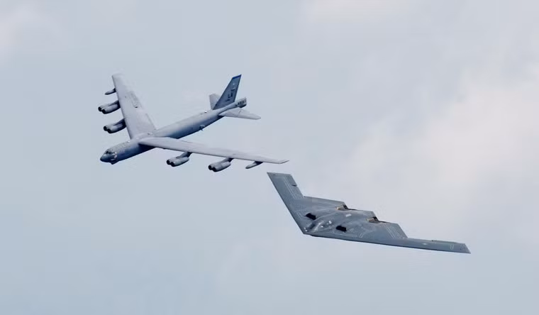 Trong khi những máy bay ném bom mới đã được ra đời, như máy bay ném bom tàng hình B-2, B-52 vẫn được trọng dụng do những ưu điểm của nó .