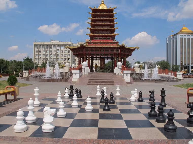 Không chỉ nổi tiếng với văn hóa Phật giáo, Kalmykia còn được biết đến như một trung tâm cờ vua quốc tế vì cựu Tổng thống Kirsan Ilyumzhinov của nước này là người đứng đầu của Liên đoàn Cờ vua quốc tế ( FIDE ). Trong trường phổ thông ở Kalmykia, cờ vua là môn học bắt buộc. Nhiều địa điểm ở Elista mang đậm dấu ấn của bộ môn cờ vua, như bàn cờ khổng lồ ở trung tâm thành phố này.