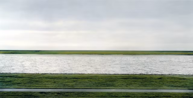 Bức ảnh "Rhine II" chụp năm 1999 của nhiếp ảnh gia Đức Andreas Gursky đã được bán với giá 4.338.500 USD tại buổi đấu giá ở Christie's New York năm 2011. Bức ảnh trông có vẻ rất đơn giản này chụp con sông Rhine giữa hai đập nước trong một ngày trời nhiều mây.