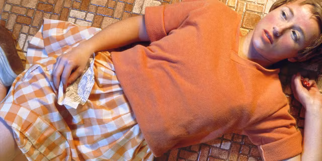 Bức ảnh "Không đề số 96" (Untitled # 96) của nữ nhiếp ảnh gia Cindy Sherman chụp năm 1981 đã được bán với 3.890.500 USD vào năm 2011 cho một nhà sưu tầm giấu tên. Bức ảnh chụp một cô gái mới lớn đang nằm ngửa và nhìn xa xăm, trên tay là mẩu quảng cáo hẹn hò của một tờ báo.