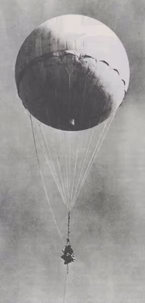 Từ cuối năm 1944 đến đầu năm 1945, Nhật Bản đã thả hơn 9.000 quả khinh khí cầu chứa chất cháy nổ lửa từ bờ biển phía Đông đảo Honshu với ý đồ cho gió thổi chúng dạt đến Mỹ gây nên các vụ hỏa hoạn và cháy rừng. Theo báo cáo của Mỹ, khoảng 300 quả khí cầu trong số đó đã được quan sát tại Mỹ. Con số khí cầu bay đến Mỹ thực tế có thể là 1.000. Chúng đã khiến 6 người chết và gây ra một số thiệt hại không đáng kể.