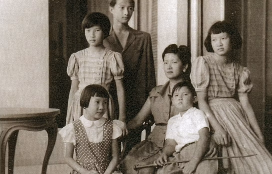 Nam Phương Hoàng hậu và 5 người con tại biệt thự Thorenc khoảng năm 1950.
