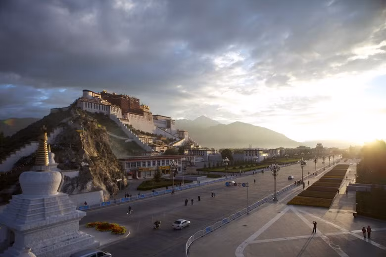 Potala toạ lạc trên đồi Marpori cao 91m so với mặt bằng thành phố. Đây là ngọn đồi được tin là tượng trưng cho Quán Thế Âm Bồ Tát (Avalokiteshvara), là 1 trong 3 ngọn đồi thiêng của thủ đô Lhasa.