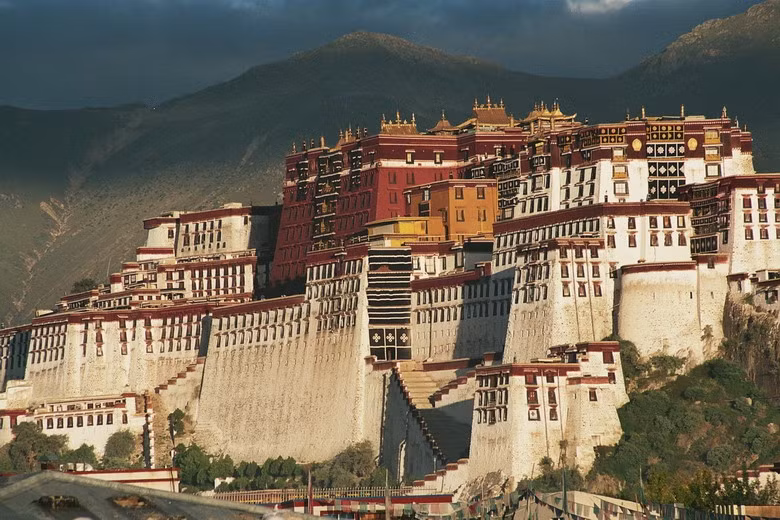 Tổng thể cung điện Potala cao 117m, từ Đông sang Tây có chiều dài 360m, chiều rộng theo trục Bắc - Nam là 270m. Công trình gồm 13 tầng, bên trong chia thành hơn 1.000 căn phòng nhỏ.