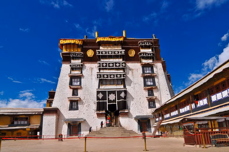 Bên phải Hồng Cung là Bạch Cung (White Palace) có tường đá trát đất sét trắng, được người Tạng coi là biểu tượng của hoà bình, cũng là nơi sinh hoạt của các Lạt Ma khi còn tại vị.