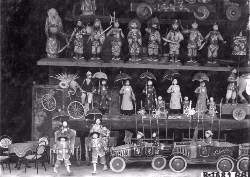 Có đủ các chủng loại đồ chơi khác nhau như con giống, hình nhân tiến sĩ giấy, quan võ, vinh quy bái tổ, Tôn Ngộ Không, Hai Bà Trưng, mô hình xe đạp, ô tô... Tất cả đều được làm rất tinh tế và bắt mắt.
