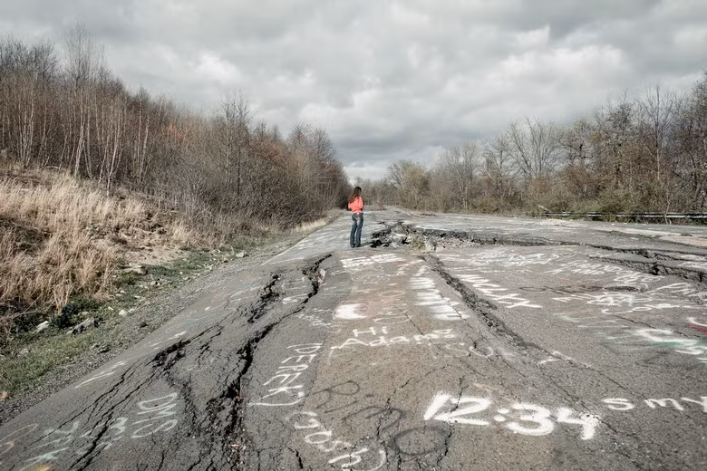 Năm 1984, chính phủ Mỹ đã chi 42 triệu USD để di tản cư dân Centralia. Một vài người vẫn quyết định bám trụ lại nơi này bất chấp những nguy hiểm có thể xảy ra. Với nguy cơ hỏa hoạn, sụt lở đất và khí độc, Centralia giờ đây trở thành một trong những địa điểm nguy hiểm nhất nước Mỹ. Dù vậy, điều này lại hấp dẫn những người ưa mạo hiểm tìm đến khám phá “thị trấn hỏa ngục”.