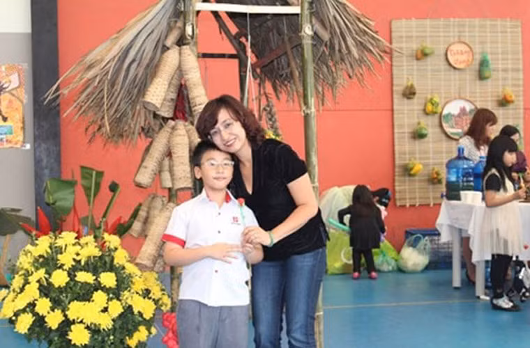 Sau công việc biên tập viên chương trình thời sự 19h, Vân Anh luôn dành thời gian chăm chút cho gia đình nhỏ của mình. Cô từng chia sẻ luôn cảm thấy có lỗi với các con vì quá bận rộn với công việc..
