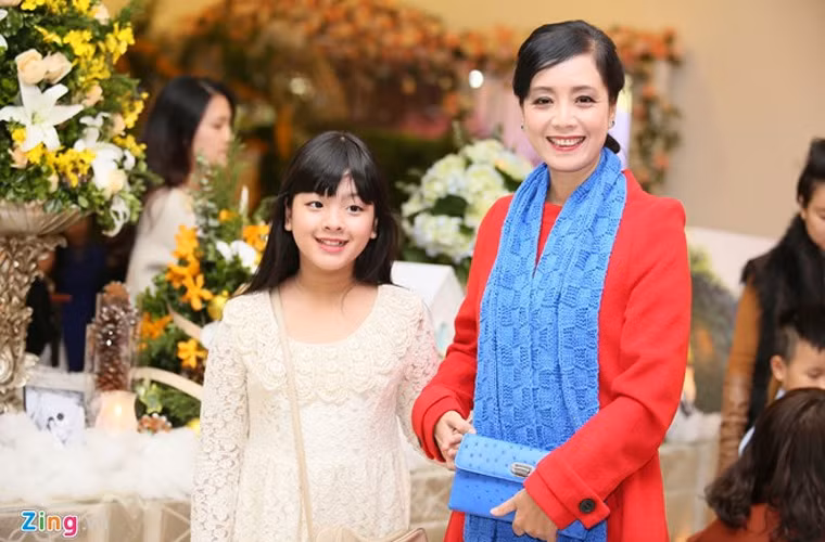 Nữ diễn viên Chiều Xuân và con gái cũng tới dự tiệc cưới.