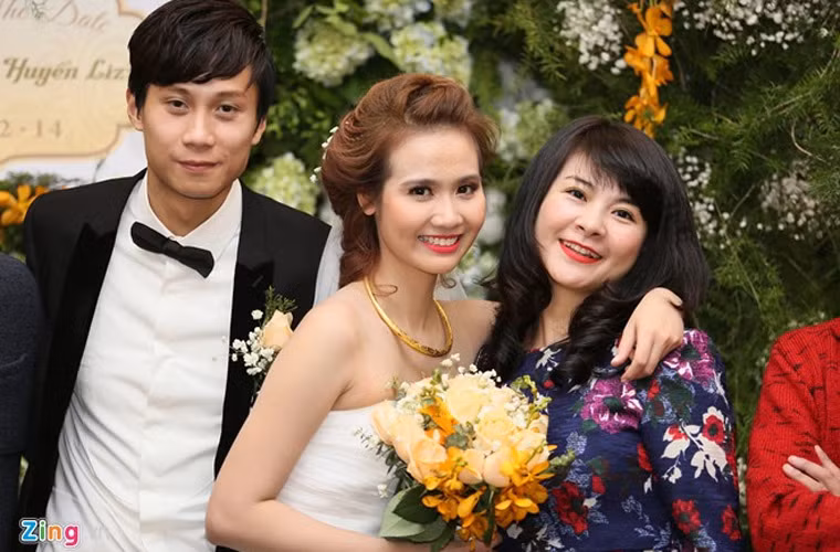Cô dâu, chú rể chụp ảnh kỷ niệm với nữ diễn viên Kim Oanh.