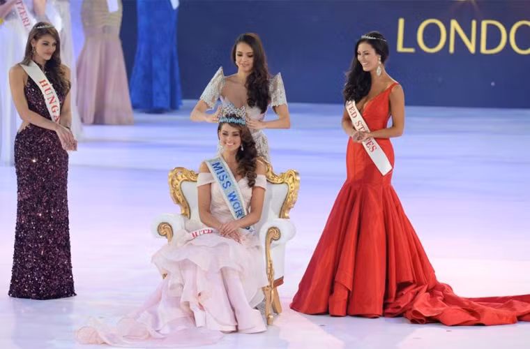 Hoa hậu Thế giới 2013 trao vương miện cho Hoa hậu Nam Phi.