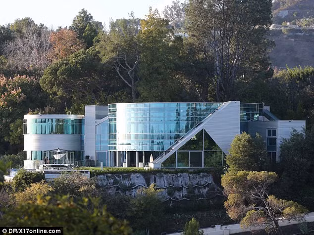 Đầu tháng 12, Justin Bieber đã phải chuyển khỏi căn biệt thự của mình ở Beverly Hills sau nhiều tháng bị hàng xóm phàn nàn vì luôn gây ồn ào lúc nửa đêm.