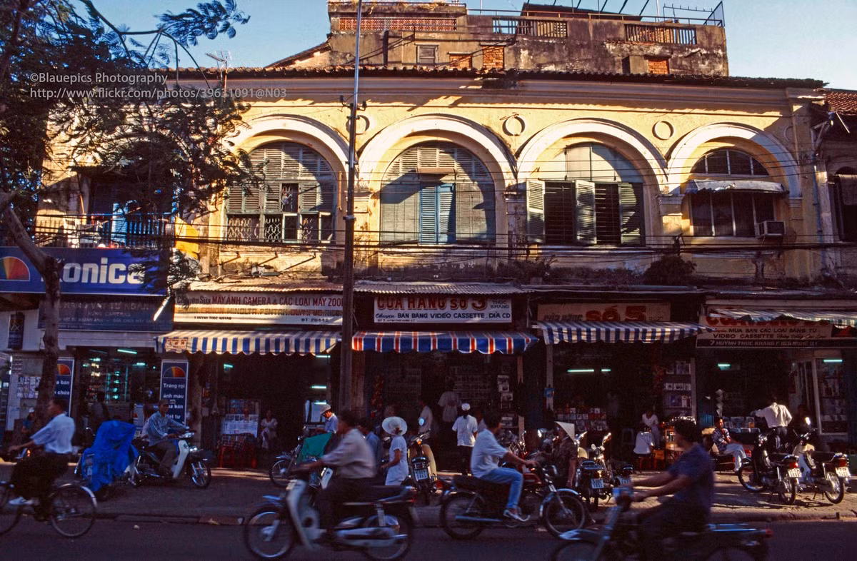 Những ngôi nhà cổ trên phố Huỳnh Thúc Kháng, TP. HCM năm 1998. Ảnh: Gunter Hartnagel/Flickr.