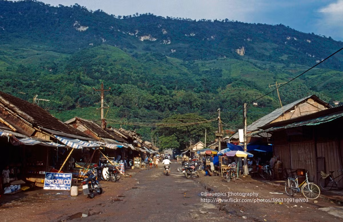 Một khu dân cư trên Quốc lộ 12, gần thị xã Lai Châu.