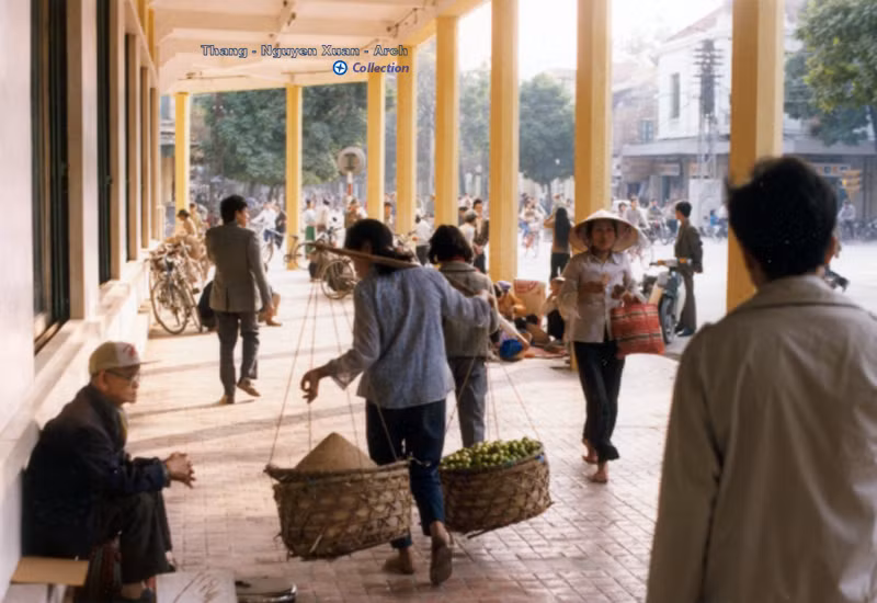 Vỉa hè phía ngoài Bách hóa Tràng Tiền.