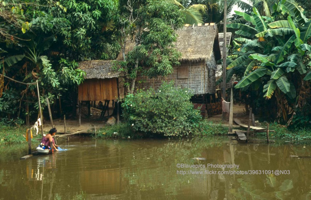 Nhà sàn bên sông Siem Reap, đoạn sông từ Phnom Krom đổ ra biển hồ.