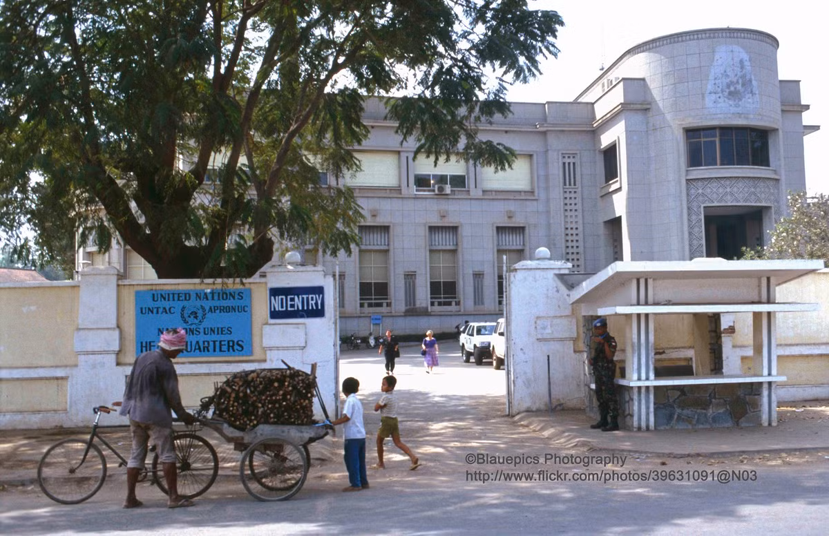 Bên ngoài trụ sở của Cơ quan chuyển tiếp Liên Hợp Quốc tại Campuchia - lực lượng gìn giữ hòa bình Liên Hiệp Quốc hoạt động ở Campuchia năm 1992–1993.