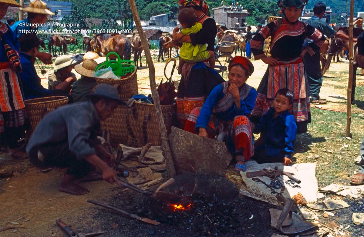 Người thợ rèn hành nghề ở chợ.