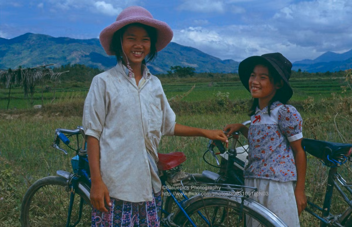 Hai bé gái ở vùng nông thôn gần Phan Rang - Tháp Chàm.