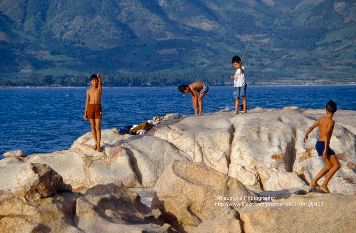 Những đứa trẻ ở Hòn Chồng, Nha Trang.