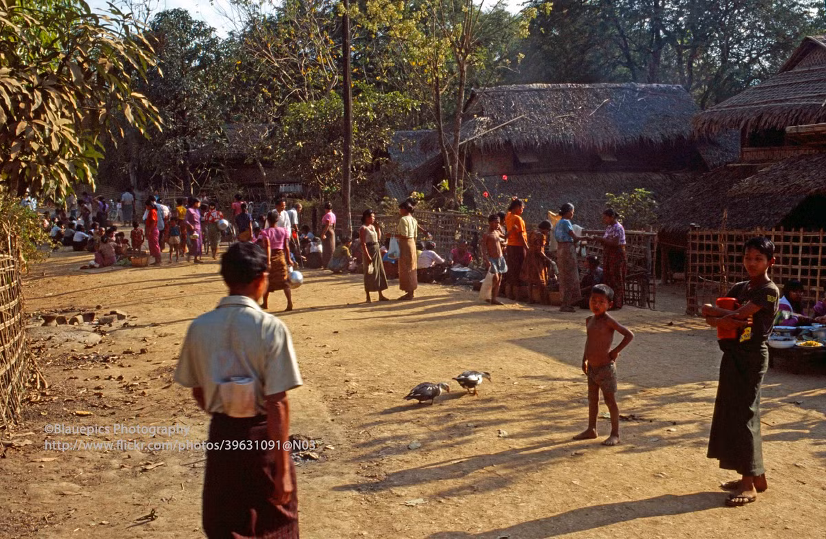 Khu chợ làng ở Mrauk U.