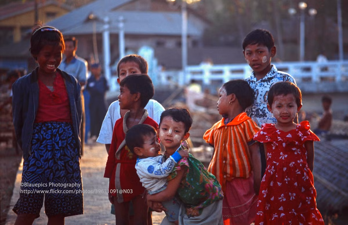 Những đứa trẻ trên bờ biển ở Sittwe, thủ phủ bang Rakhine.