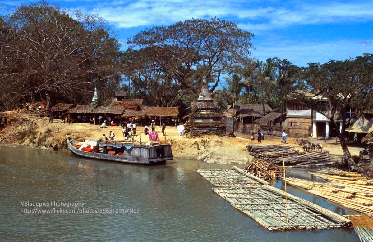 Bến thuyền ở Mrauk U, thị trấn phía bắc bang Rakhine.