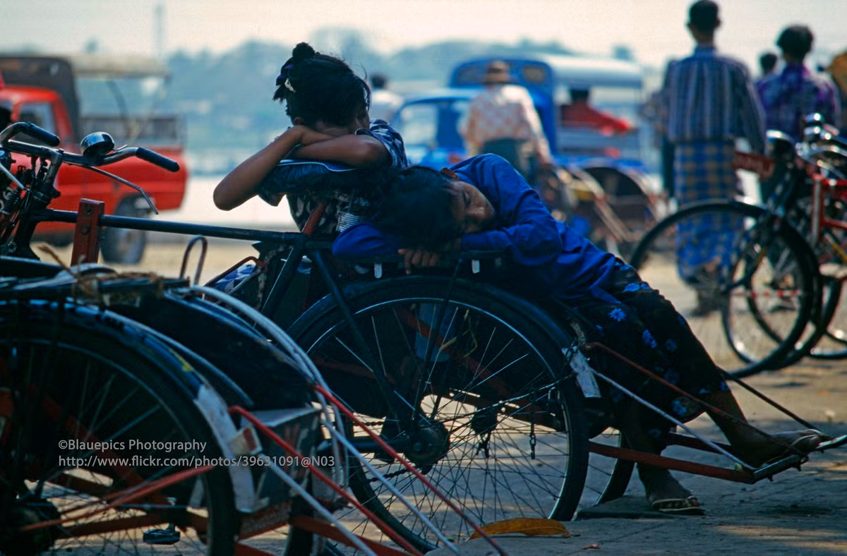 Giấc ngủ của vợ chồng người lái xích lô trên đường phố Yangoon.