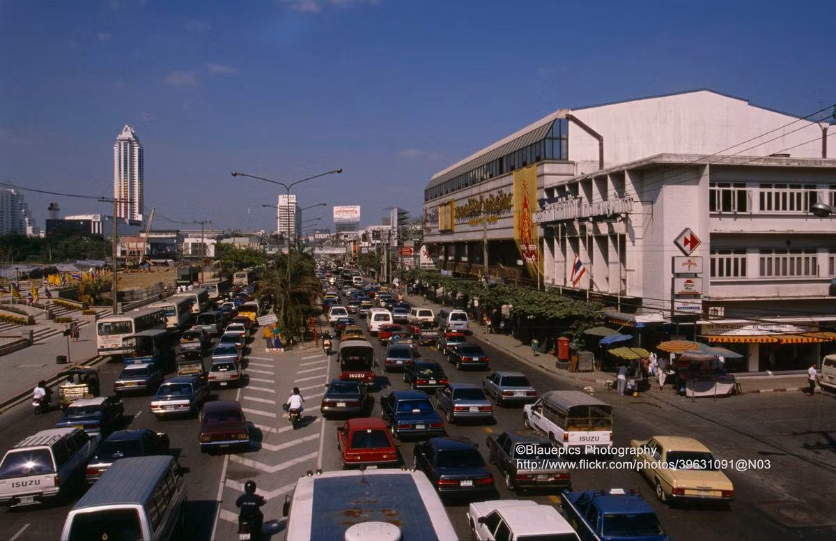 Giao thông giờ cao điểm ở đại lộ Rama I. Bên trái là Central World, một trong những trung tâm thương mại lớn nhất thế giới.