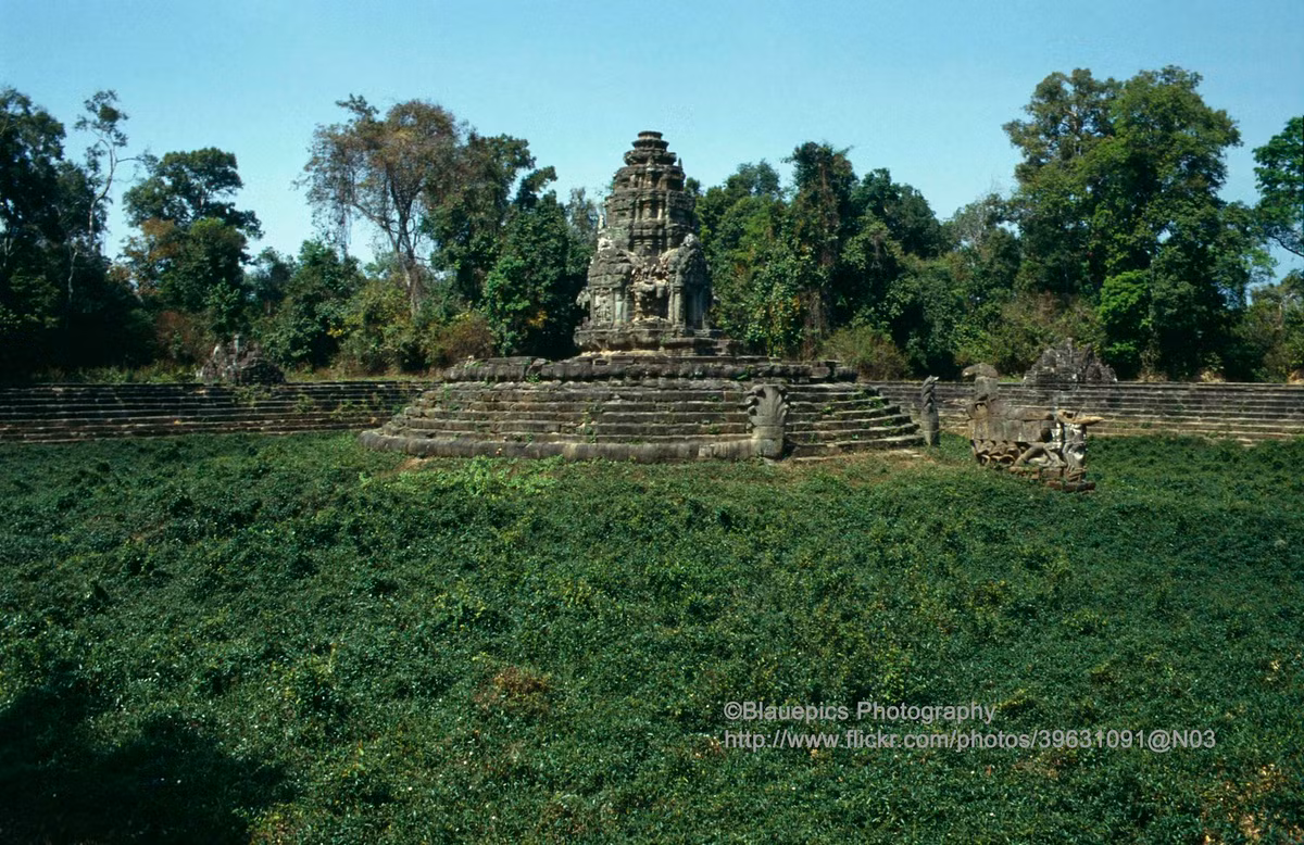 Đền Neak Pean, cách đền Ta Prohm và đền đền Banteay Kdei khoảng 3km về phía Bắc.
