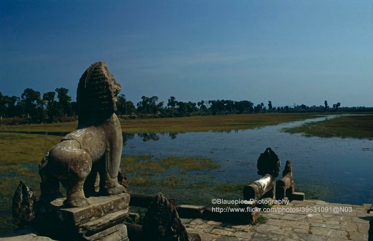 Bên bờ hồ Sras Srang, liền kề đền Banteay Kdei về phía Đông.