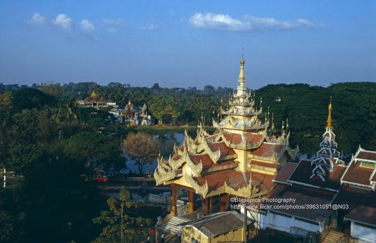 Từ tầng cao của chùa Shwedagon nhìn ra khu vực lân cận.