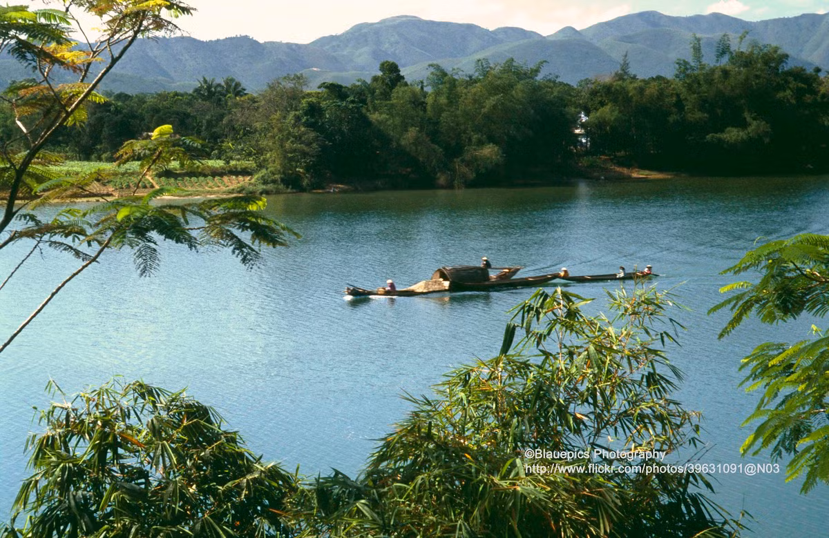 Phong cảnh sông Hương nhìn từ chùa Thiên Mụ, Cố đô Huế năm 1993. Ảnh: Gunter Hartnagel/FLickr.