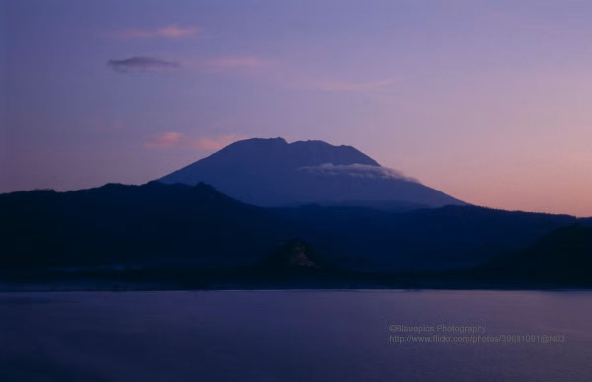 Bình minh trên ngon núi lửa Gunung Agung, nhìn từ ngoài khơi Padangbai.