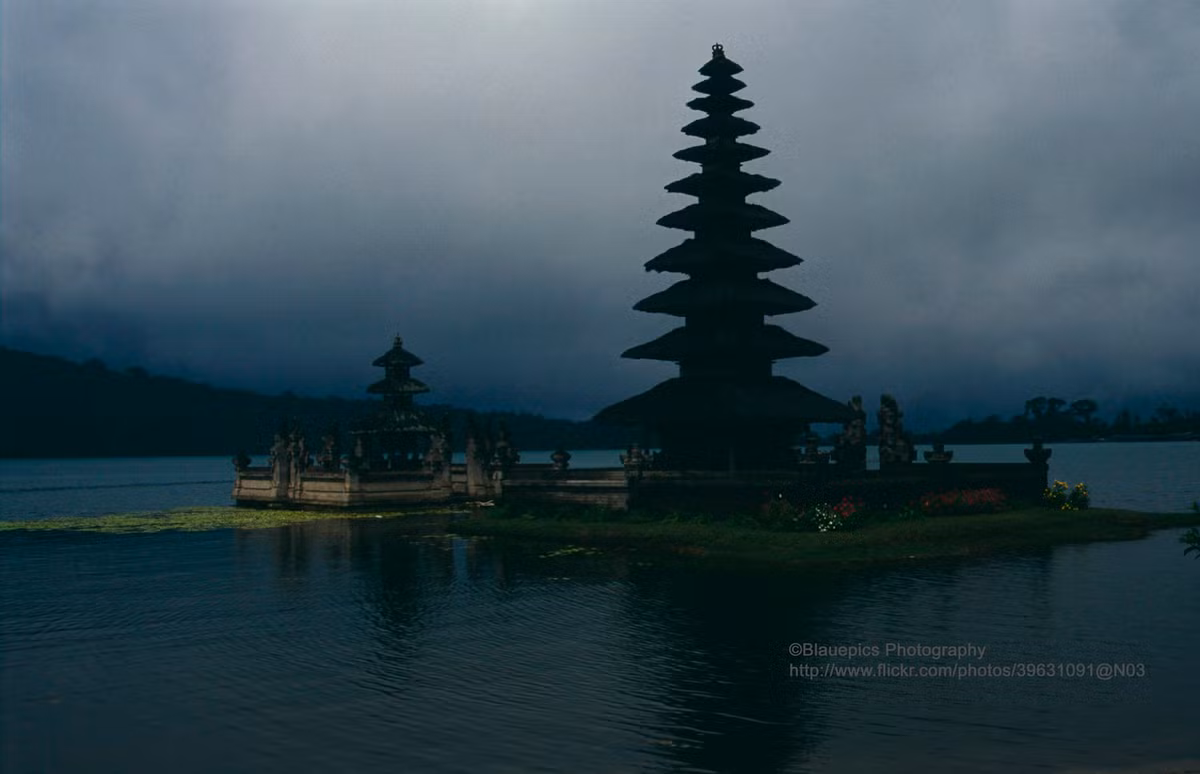 Đền Ulun Danu Beratan, ngôi đền Hindu nổi tiếng nằm bên hồ Bratan ở vùng núi gần Bedugul, Bắc Bali.