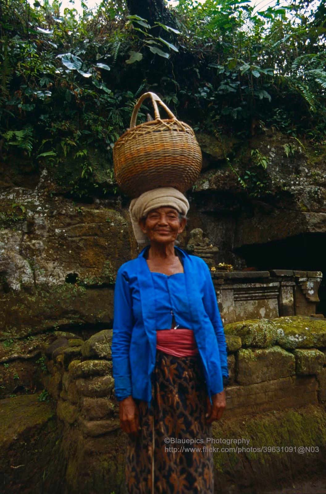 Cụ bà ở đền Gunung Kawi Sebatu.