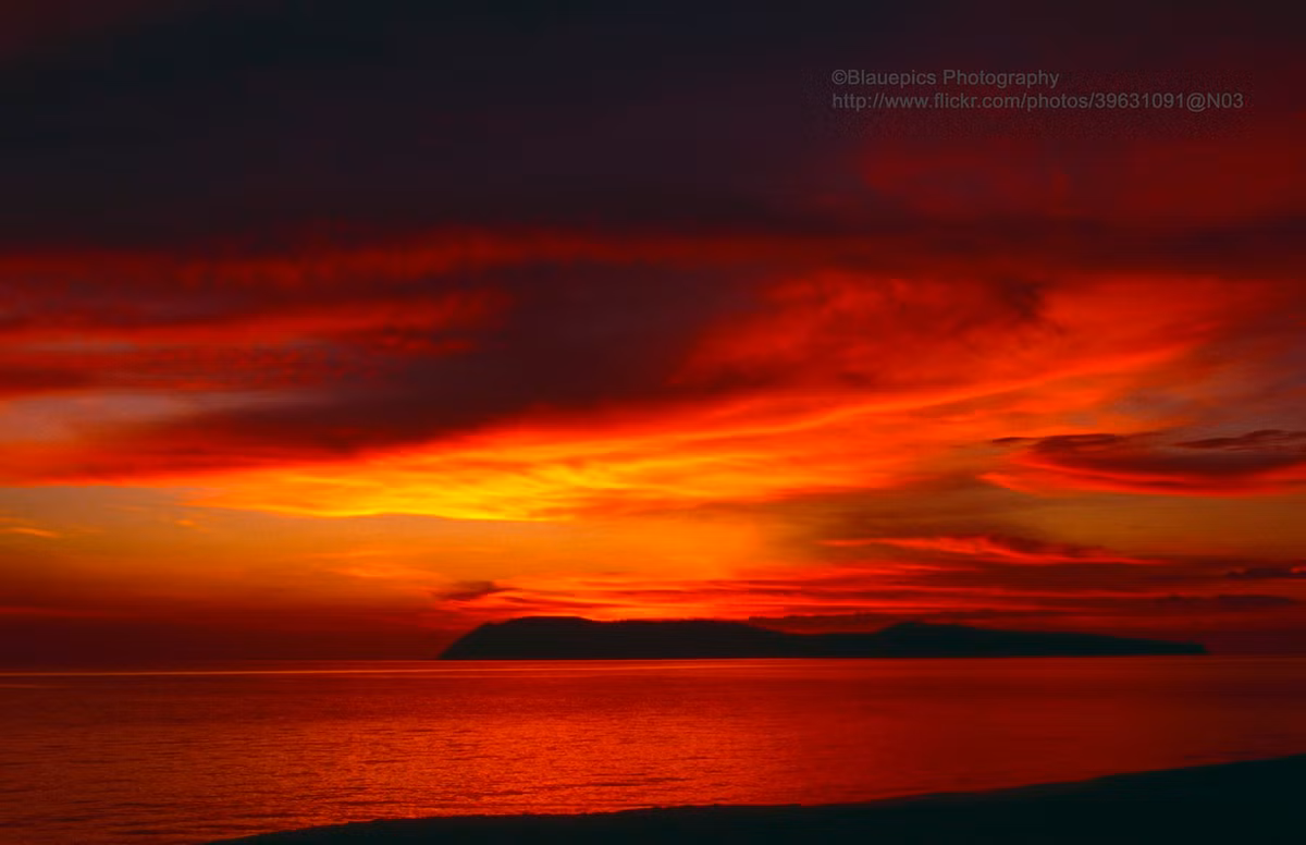 Hoàng hôn trên bãi biển Pantai.