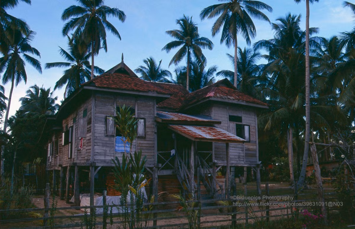 Ngôi sàn nhà truyền thống của người Mã Lai ở thị trấn ven biển Cherating.