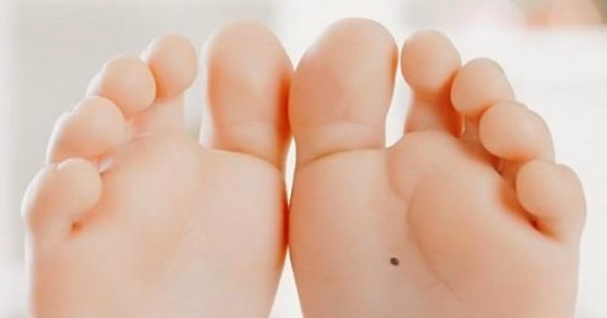 Nếu gót chân nổi rõ thì tài vận càng vượng, công việc thuận lợi. Người phụ nữ này còn giúp chồng trong sự nghiệp, tiền tài và công danh. * Thông tin mang tính chất tham khảo, chiêm nghiệm.